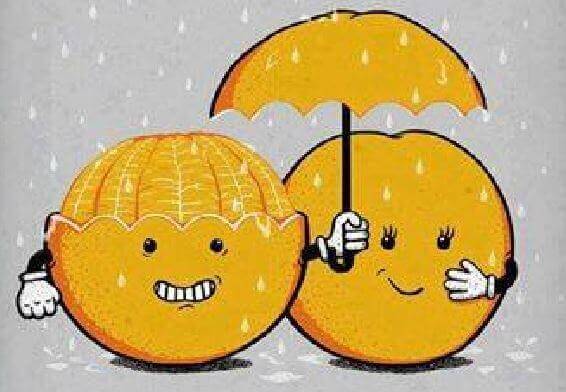 arancia che protegge altra arancia dalla pioggia