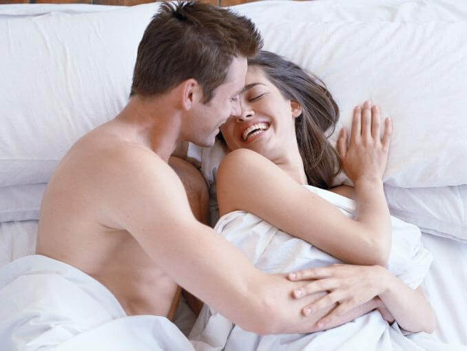 I benefici del ridere a letto