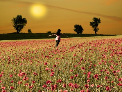 ragazza nel prato di tulipani