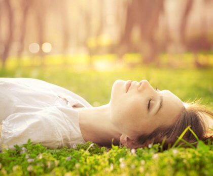 ragazza distesa su un prato