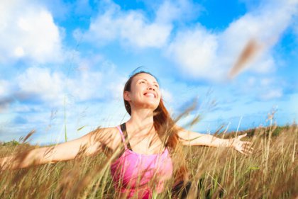 ragazza in un campo di grano