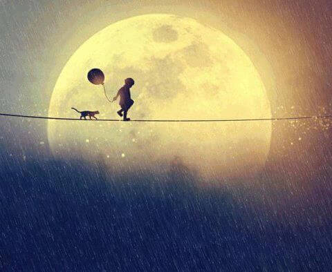 Bambino cammina vicino alla luna