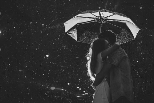 abbraccio sotto la pioggia