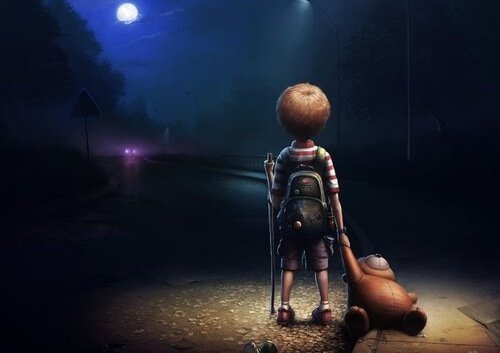 bambino per strada con orsacchiotto