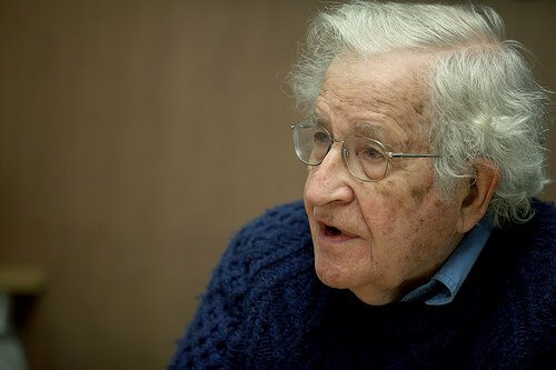 13 citazioni del grande intellettuale Chomsky