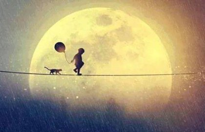 disegno di un bambino e un gatto in equilibrio su un filo con la luna dietro