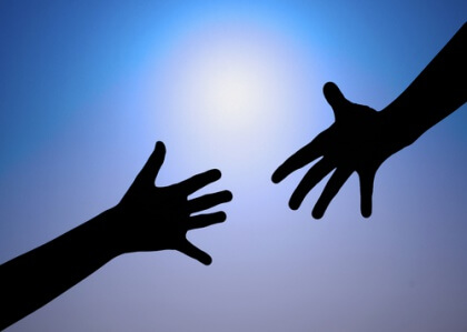 due mani l'una verso l'altra