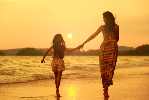 madre e figlia sulla spiaggia
