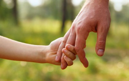 mano bambino e adulto