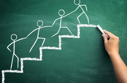 persone che si aiutano salendo le scale