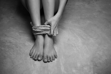 piedi legati da una corda