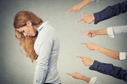 ragazza incolpata da tutti