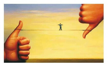 uomo in equilibrio su un filo