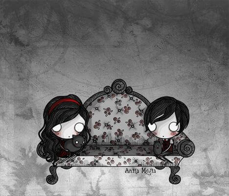 Coppia seduta sul divano