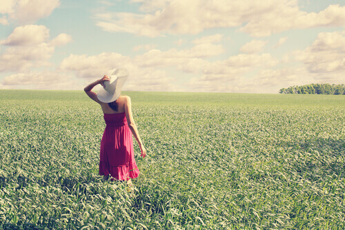 Donna vestito rosso al sole
