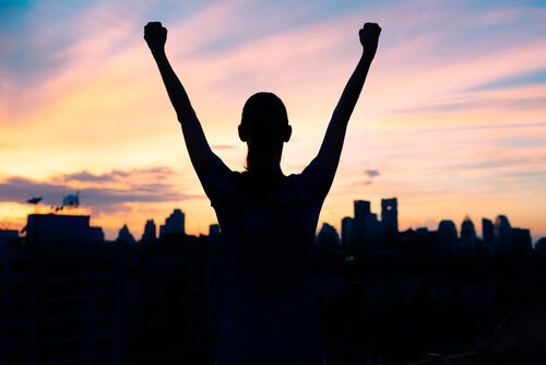 Persone di successo che alzano le mani