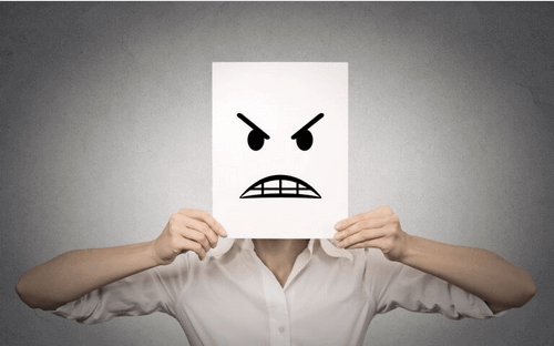 Persona con viso arrabbiato