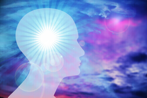 Profilo uomo cervello illuminato