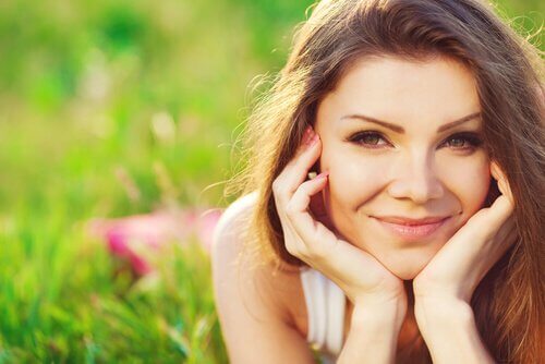 donna che sorride felice