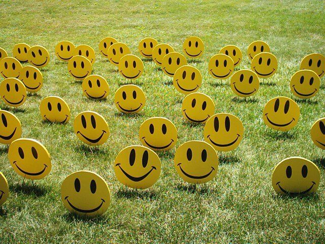 prato con emoticon sorridenti