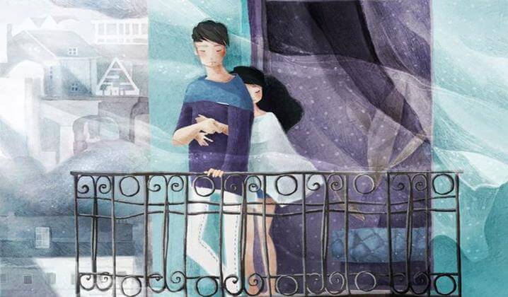 ragazza abbraccia ragazzo sul balcone