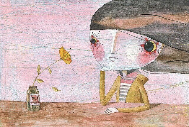 ragazza e fiore sul tavolino