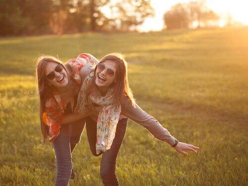 Amiche che sorridono in campagna