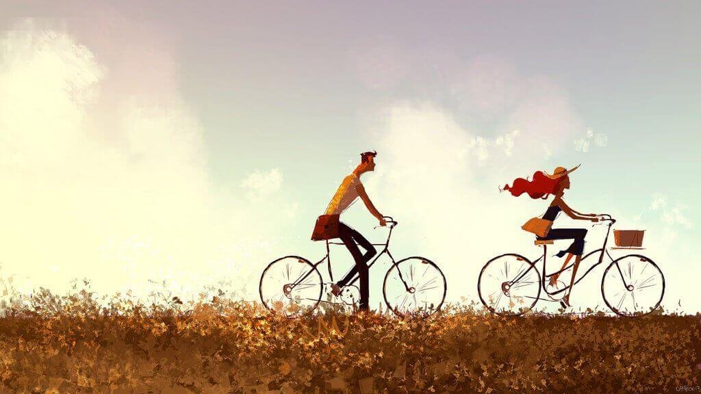 Coppia che passeggia in bicicletta