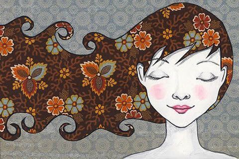 Donna con occhi chiusi e capelli che volano