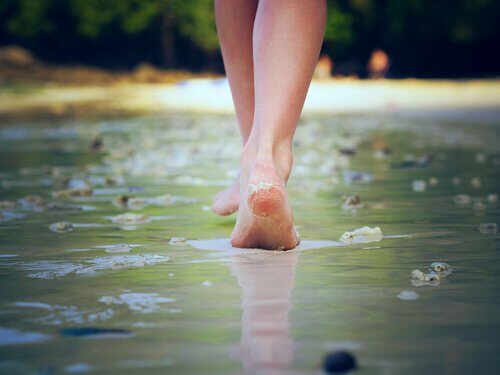 a piedi nudi sull'acqua