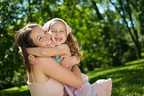 abbraccio tra madre e figlia