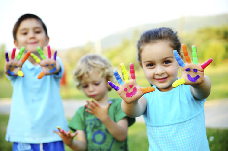 bambini con le mani colorate
