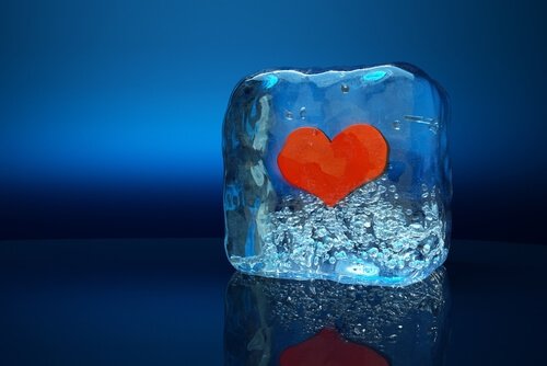 cuore in un cubetto di ghiaccio