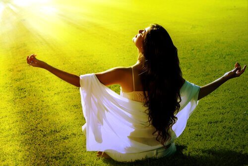 emozioni positive di una ragazza che medita