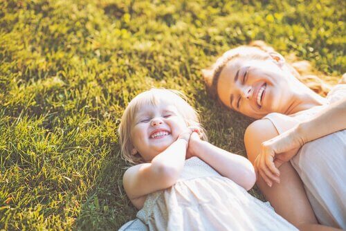 mamma e figlio sorridono