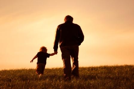 nonno e nipote che passeggiano