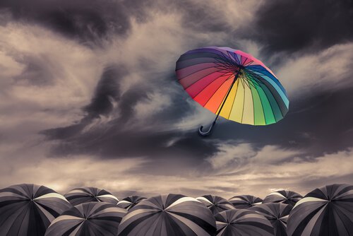 ombrello colorato nel cielo grigio