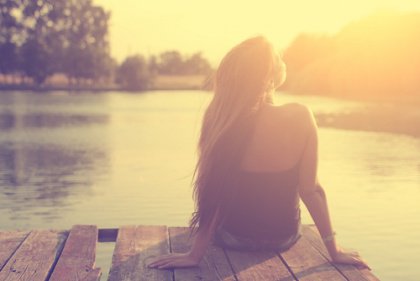 ragazza che prende il sole