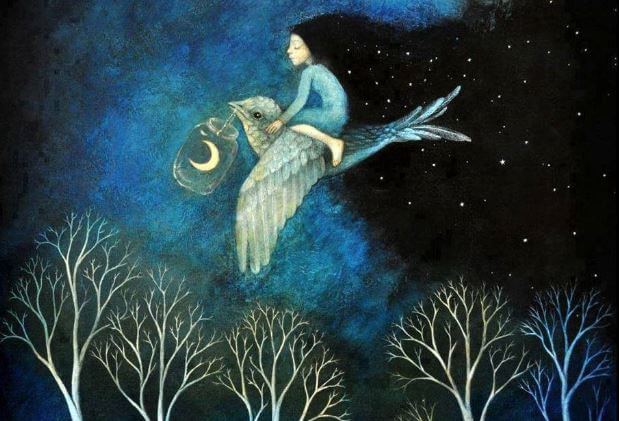 ragazza e volatile persi nel cielo
