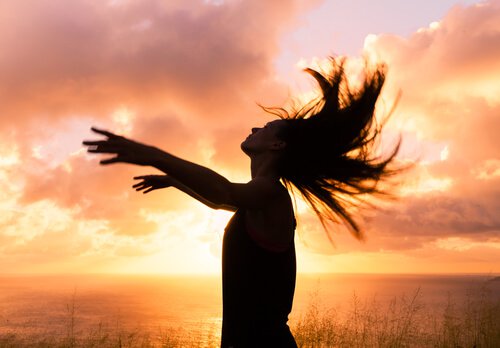 ragazza libera al tramonto