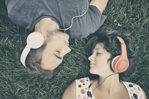ragazzo e ragazza ascoltano musica