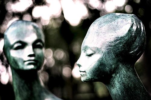 statua di uomo e donna