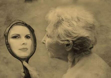 donna anziana riflette nello specchio volto giovane