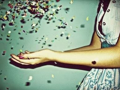 ragazza raccoglie petali di fiori che cadono dal cielo