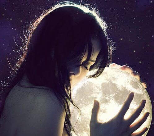 donna abbraccia la luna