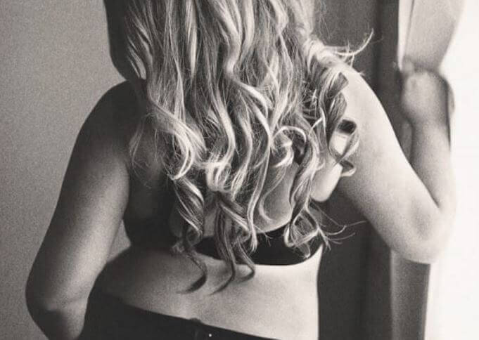 Il marito scrive alla fotografa che ritoccò le foto della moglie