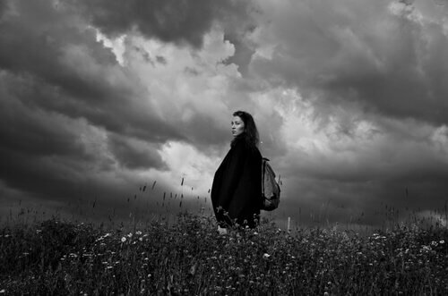 ragazza in bianco e nero