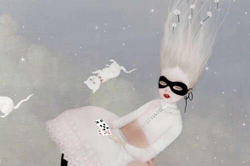 bambina bionda con maschera e gatti bianchi