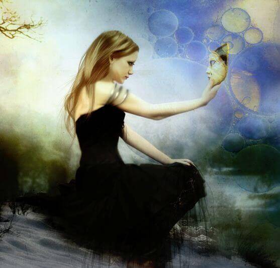 ragazza che osserva una maschera