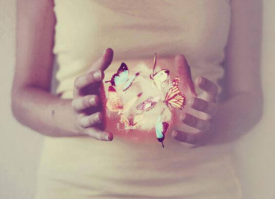 ragazza-con-farfalle-in-mano